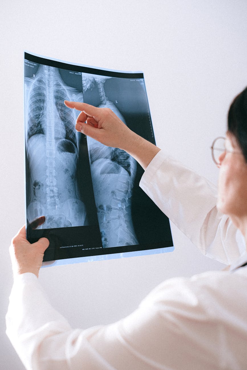 doctor looking at rtg picture